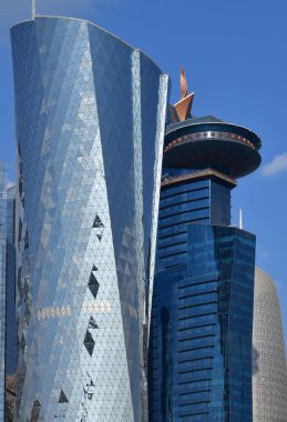 Doha, Katar - 24 numara. 2019. Al Bidda Kulesi ve gökyüzü arka planında Dünya Ticaret Merkezi