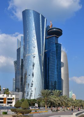 Doha, Katar - 24 numara. 2019. Al Bidda Kulesi ve gökyüzü arka planında Dünya Ticaret Merkezi
