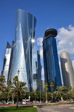 Doha, Katar - 24 numara. 2019. Al Bidda Kulesi ve gökyüzü arka planında Dünya Ticaret Merkezi