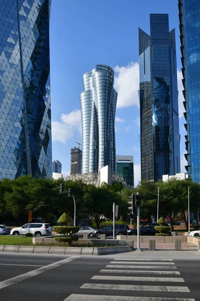 Doha, Qatar - 24 de novembro. 2019. Estrada para o trabalho - Torre NOC e torre de palma — Fotografia de Stock