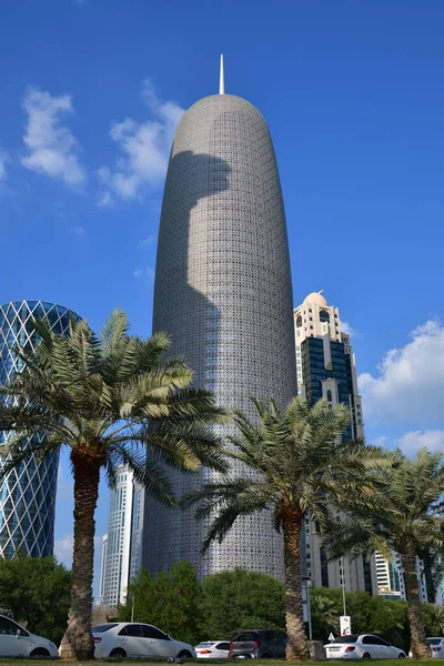 Doha, Qatar - 24 de novembro. 2019. Burj Tower e outros arranha-céus em West Bay Doha da rua Al Corniche — Fotografia de Stock