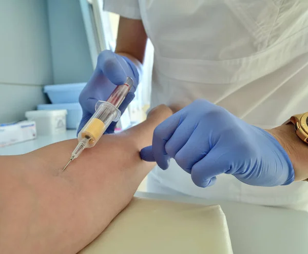 Doctor takes blood from a vein for analysis — Stock Photo, Image