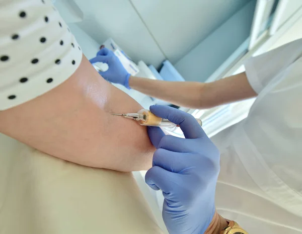 Doctor takes blood from a vein for analysis — Stock Photo, Image
