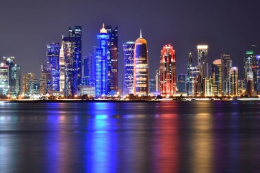 Katar Körfezi 'nden gece vakti Batı Körfezi Panoraması, Doha.