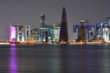 Katar Körfezi 'nden gece vakti Batı Körfezi Panoraması, Doha.