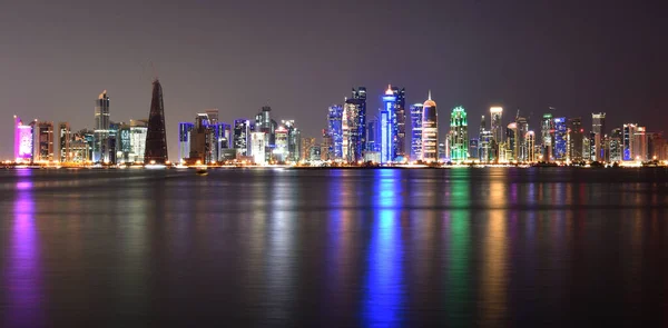 Панорама Вест-Бей вночі з затоки Катар (Доха). — стокове фото