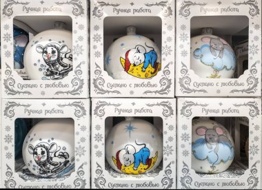 Moskova, Rusya - 13 Aralık 2019. Fareli Noel süslemeleri - 2020 'nin sembolleri. Selgros Nakit ve Taşımacılık