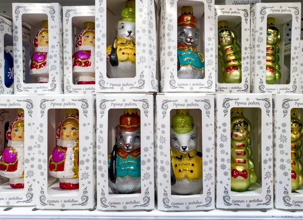 Moscou, Rússia - 13 de dezembro de 2019. Decorações de Natal com ratos - símbolos de 2020. Selgros Cash and Carry shop — Fotografia de Stock