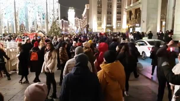 Moskova, Rusya - 21 Aralık 2019. Birçok insan Manezhnaya Meydanı 'nda Noel süslemesine gider. Moskova Noel Yolculuğu - Kış Festivali — Stok video