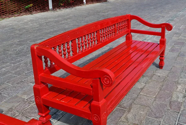 カタールのドーハにある赤い木製のベンチ — ストック写真