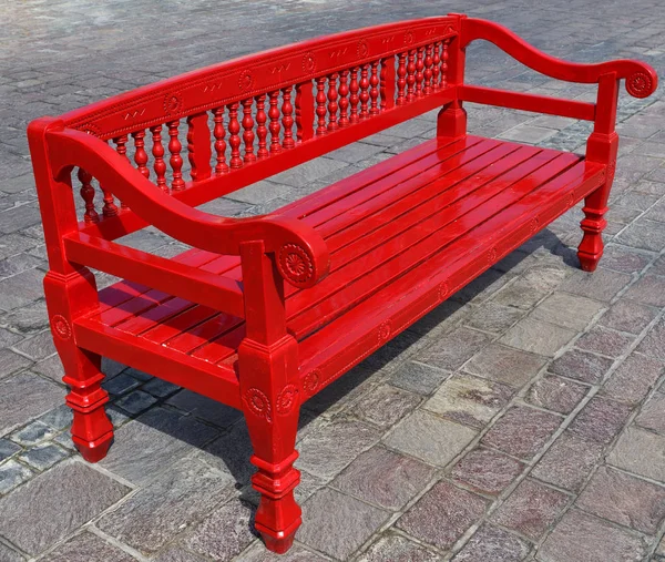 Red wooden bench outdoors in Doha, Qatar — Stock Photo, Image