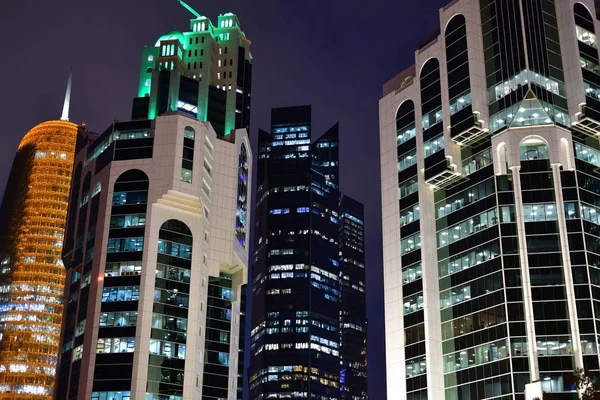 Doha, Qatar - 18 de novembro. 2019. Salam, Burj e Palm Towers em West Bay à noite — Fotografia de Stock