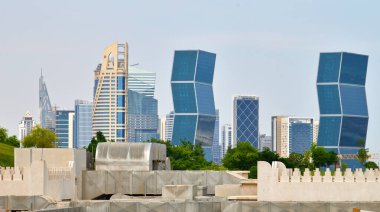 Doha, Katar - 20 numara. 2019. Modern gökdelenler ve geleneksel mimarinin parçaları. Zigzag Kulesi