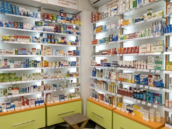 Moskva, Rusko - 30.8.2018. Léčivé přípravky na regálech distribuční sítě - Stolichnyye Pharmacy in Zelenograd — Stock fotografie