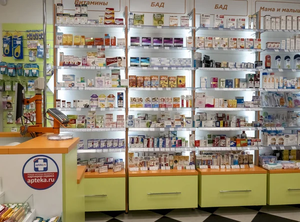 Moskva, Rusko - 30.8.2018. Léčivé přípravky na regálech distribuční sítě - Stolichnyye Pharmacy in Zelenograd — Stock fotografie