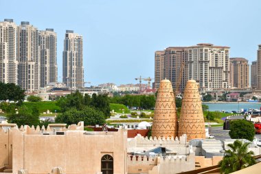 Doha, Katar - 23 Kasım. 2019. Pearl Island 'daki modern gökdelenler ve geleneksel mimarinin parçaları.