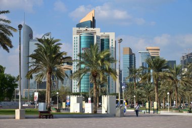 Doha, Katar - 21 Kasım. 2019. Corniche Rıhtımı 'ndan West Bay Doha' nın gökdelenleri