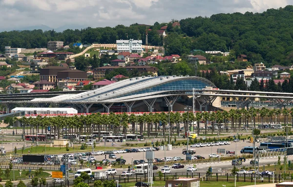 Sochi, Rusya - 5 Haziran. 2018. Adler 'deki Olimpiyat Parkı' nda demiryolu istasyonu olan şehir manzarası — Stok fotoğraf