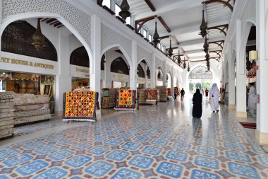 Doha, Katar - 21 Kasım. 2019. Souq Waqif 'te geleneksel halı satışı - geleneksel giysi satmak için pazar yeri