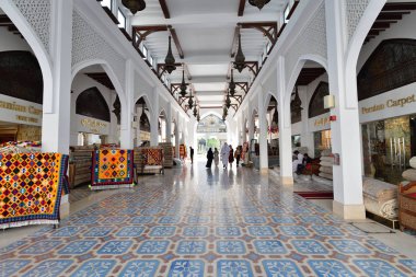 Doha, Katar - 21 Kasım. 2019. Souq Waqif 'te geleneksel halı satışı - geleneksel giysi satmak için pazar yeri