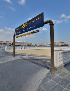Doha, Katar - 21 Kasım. 2019. Souq Waqif pazarının bodrum çıkış tabelası