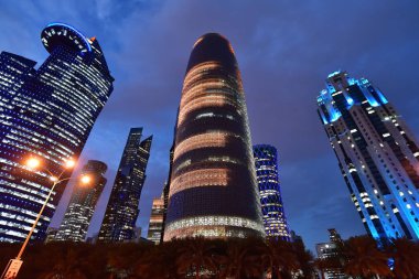 Doha, Katar - 18 numara. 2019. Doha 'nın Al Dafna bölgesinde yüksek binalar var.