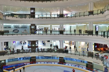 Doha, Katar - 18 numara. 2019. Doha Şehir Merkezi, Alışveriş Merkezi. İç mekan