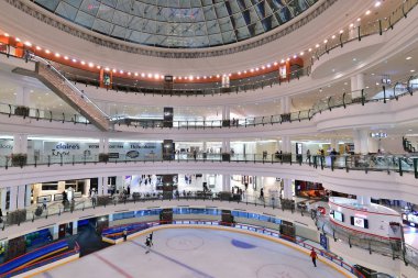 Doha, Katar - 18 numara. 2019. Doha Şehir Merkezi, Alışveriş Merkezi. İç mekan