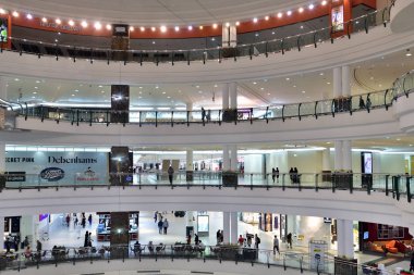 Doha, Katar - 18 numara. 2019. Doha Şehir Merkezi, Alışveriş Merkezi. İç mekan