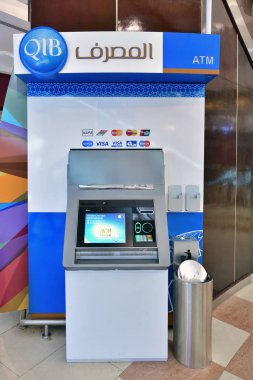 Doha, Katar - 18 numara. 2019. Doha Şehir Merkezi 'ndeki Qib Bank' ın ATM 'si.