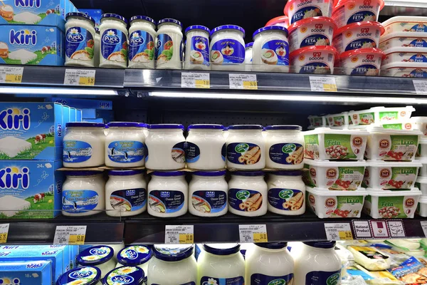 Доха, Катар - 19 ноября. 2019 год. Сыр и молочные продукты в торговом центре Lagoon Mall — стоковое фото