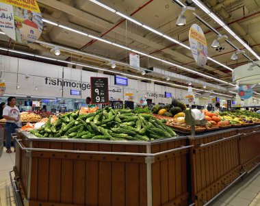 Doha, Katar - 21 Kasım. 2019. Doha Şehir Merkezi 'ndeki Fransız hipermarket zinciri Carrefour. Kapalı
