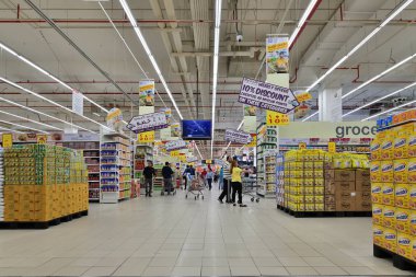 Doha, Katar - 21 Kasım. 2019. Doha Şehir Merkezi 'ndeki Fransız uluslararası hipermarket zinciri Carrefour' un içi.