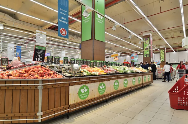 Doha, Katar - 21 listopada. 2019 rok. Francuska międzynarodowa sieć hipermarketów Carrefour store w Doha City Center — Zdjęcie stockowe