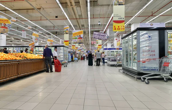 Doha, Katar - 21 Kasım. 2019. Doha Şehir Merkezi 'ndeki Fransız hipermarket zinciri Carrefour.