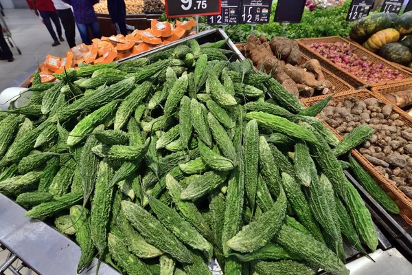 Süpermarkette acı kabak ve diğer sebzeler. Yakın Doğu — Stok fotoğraf