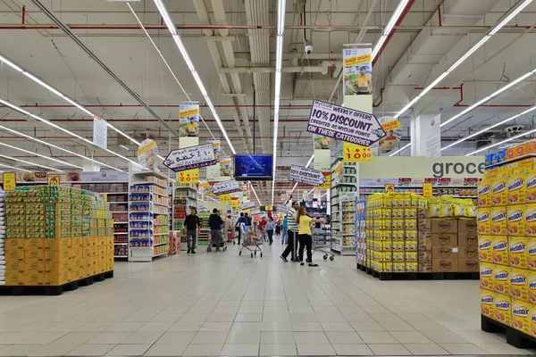 Doha, Qatar - Nov 21. 2019. Interior de la cadena internacional francesa de hipermercados Carrefour en el centro de Doha — Foto de Stock