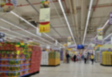 Büyük bir süpermarketin içi. Bulanık arkaplan