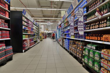 Doha, Katar - 21 Kasım. 2019. Doha Şehir Merkezi 'ndeki Fransız hipermarket zinciri Carrefour.