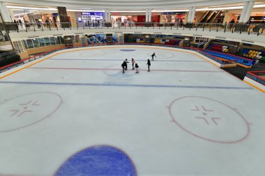 Doha, Katar - 18 numara. 2019. Doha Şehir Merkezi, Alışveriş Merkezi. İç mekan