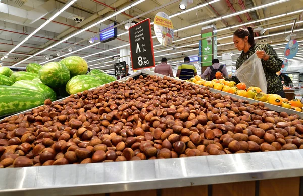 Доха, Катар - 21 ноября. 2019. sweet chestnut in French international hypermarket network Carrefour store in Doha City Center — стоковое фото