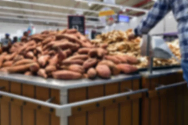 Avustralya tatlı patatesi süpermarkette. Doğuya yakın. Bulanık arkaplan — Stok fotoğraf