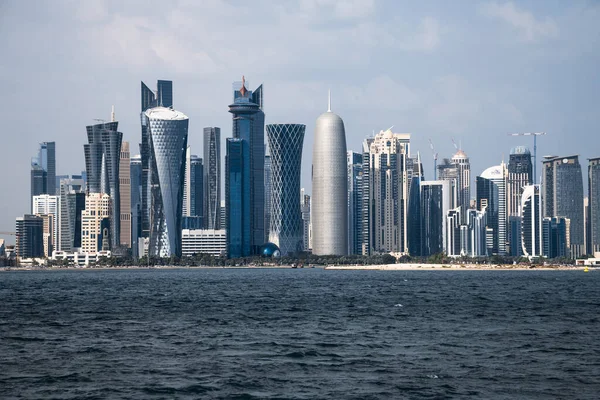 Doha, Qatar - Nov 21. 2019. Vista de los rascacielos de Doha de West Bay desde el Golfo Pérsico — Foto de Stock