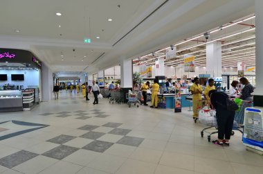 Doha, Katar - 21 Kasım. 2019. Doha Şehir Merkezi 'ndeki Fransız uluslararası hipermarket zinciri Carrefour' un girişindeki bilet ofisleri.