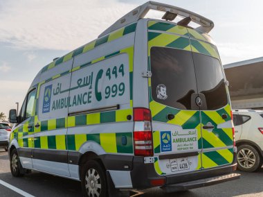 Doha, Katar - 26 numara. 2019 Hamad Tıbbi Kurumsal Ambulans aracı Doha Caddesi 'nde.