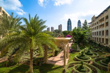 Doha, Katar - 19 numara. 2019. Pearl Island 'daki modern gökdelenler ve geleneksel mimarinin parçaları.