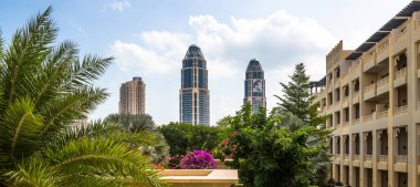 Doha, Katar - 19 numara. 2019. Pearl Island 'daki modern gökdelenler ve geleneksel mimarinin parçaları.