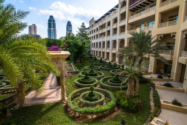 Doha, Katar - 19 numara. 2019. Pearl Island 'daki modern gökdelenler ve geleneksel mimarinin parçaları.