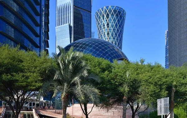 Doha, Katar - 24 numara. 2019. Corniche Rıhtımı 'ndan West Bay Doha' nın gökdelenleri — Stok fotoğraf