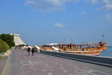 Doha, Katar - 21 Kasım. 2019. Corniche Rıhtımı 'ndan Sheraton Grand Doha Resort
